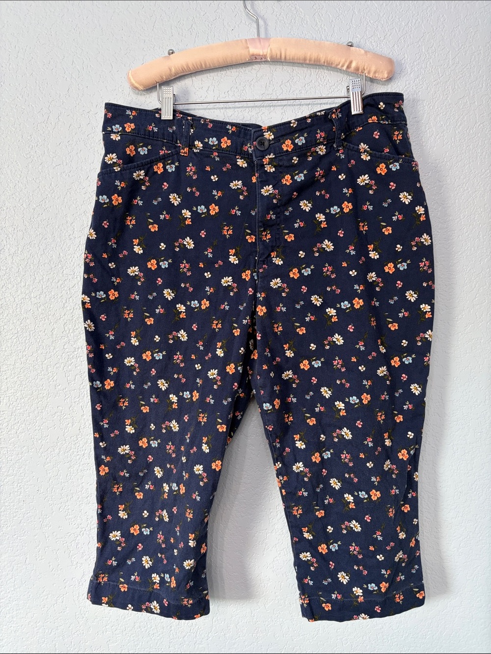 St. John's Bay Casual Navy Floral Capris Size 18